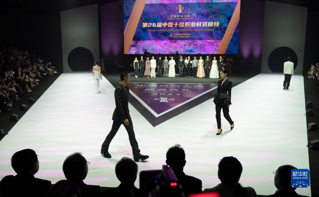 大红鹰欢迎你